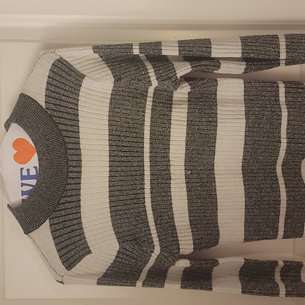 A very nice woman sweater thats black/sliver with glitter